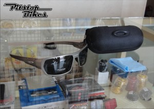 KACAMATA_OKLEYSPIKE_GREY2